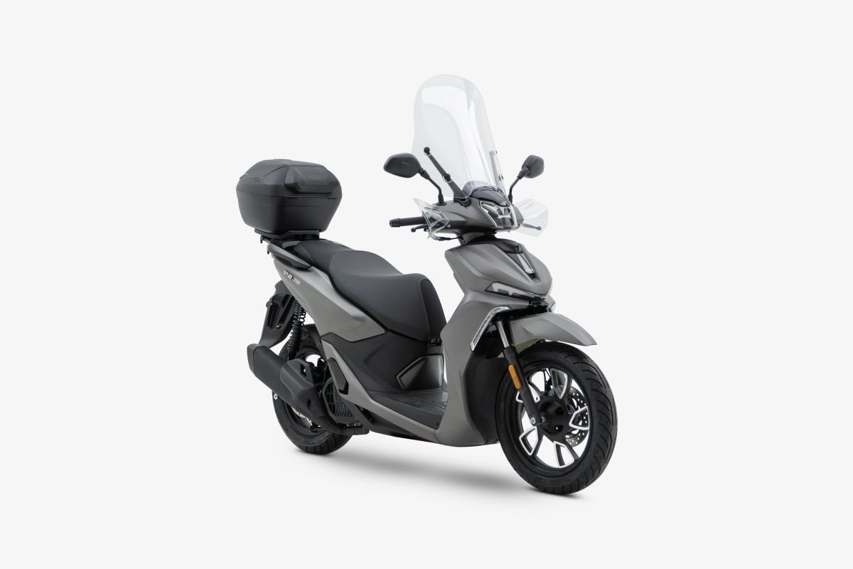 <div class='descrGalleryTitle'>VOGE SFIDA SR 20</div><div class='descrGalleryText'><p>Il <b>Voge Sfida SR20</b> affianca il gemello da 125 cc&nbsp;in un segmento chiave di mercato, quello degli scooter a ruota alta.&nbsp;Il motore 4 valvole&nbsp;cresce fino alla soglia dei <b>174,1 cc </b>e ha <b>17,4 CV </b>di potenza. Stile accattivante, ottime dotazioni e un comfort di livello elevato&nbsp;sono gli assi nella manica di questa proposta cinese abilitata ad affrontare tangenziali e autostrade&nbsp;per qualche trasferimento più impegnativo o gita fuori porta,&nbsp;con una velocità di punta di 110 km/h.Confermato il design con&nbsp;il frontale molto caratterizzante, faro a LED nella parte alta e luci DRL nello scudo.&nbsp;Parabrezza e paramani sono offerti di serie,&nbsp;aumentando la praticità di questo modello dall’ampia e ben sfruttabile&nbsp;pedana piatta,&nbsp;con un vano sottosella in grado di accogliere un casco jet e&nbsp;un piccolo vano retroscudo con presa USB e chiusura magnetica.&nbsp;Al posteriore, integrato nel maniglione in alluminio, è confermato&nbsp;il portapacchi posteriore su cui è fissato il bauletto da 34 litri di serie.&nbsp;Ruote da 16”-14” per una buona stabilità&nbsp;anche su buche e pavé, con impianto frenante a disco anteriore e posteriore con ABS e, cosa non scontata in questo segmento,&nbsp;controllo di trazione.&nbsp;</p>
<p><b>Ricche le dotazioni di serie</b> dello Sfida SR20 di Voge,&nbsp;dal sistema keyless al cavalletto centrale&nbsp;e dalla strumentazione con navigazione turn by turn fino a&nbsp;addirittura una dash cam&nbsp;con registrazione su scheda SD: il sistema è dotato di&nbsp;crash detector,&nbsp;che rileva automaticamente e salva in memoria le immagini degli eventi.</p>
</div>